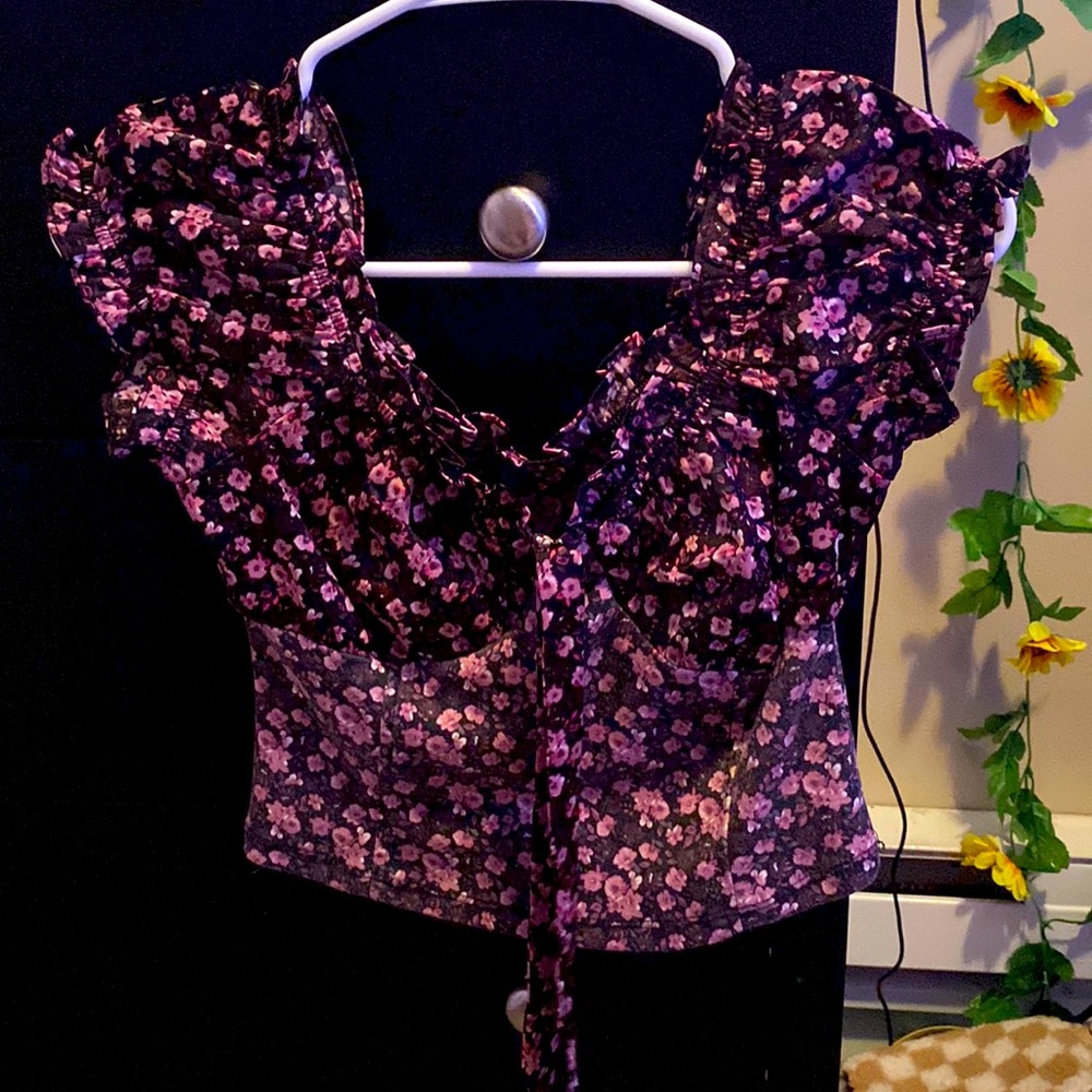 Very cute short sleeve crop top